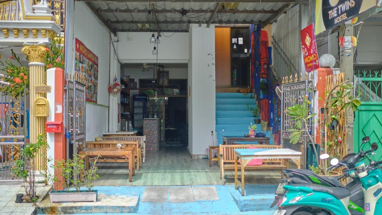 The Twins Hostel Bangkok Exterior foto