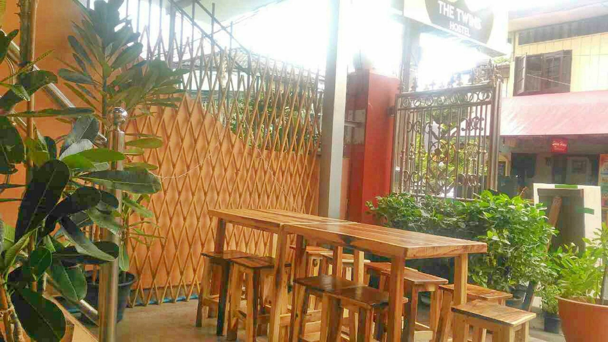 The Twins Hostel Bangkok Exterior foto